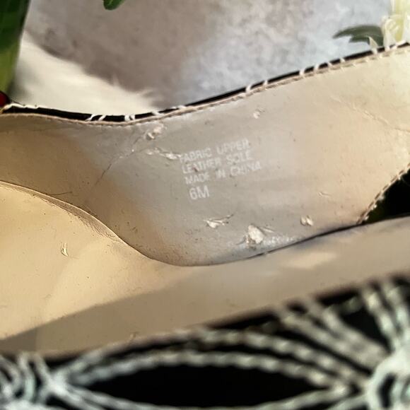 NEW Circa Joan & David Floral Embroidered Flowers Slingback Black White Heels S… - Picture 16 of 16